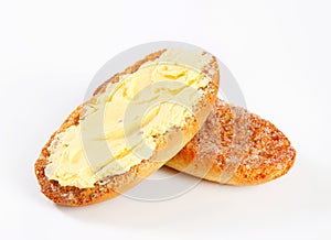 Melba toast with butter