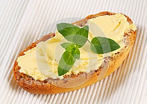 Melba toast with spread