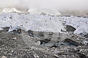 Derritiendo glaciar gracias sobre el globalmente calentando gordo niebla sobre el 