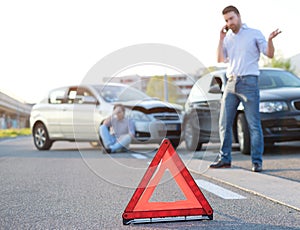 Hombres profesión primeros auxilios después malo auto la caída sobre el carreteras 