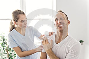 Men Explaining Shoulder injury to the doctor