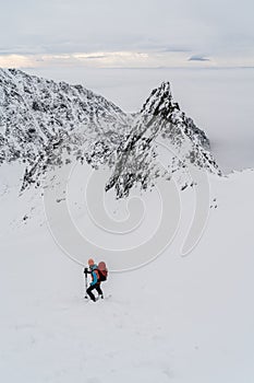 Muži turistika v zasněžených horách v zimě