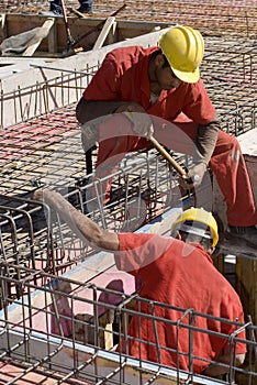 Uomini installazione asta verticalmente 