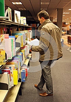 Hombres en biblioteca 