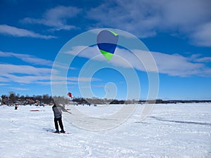 Men ski kiting