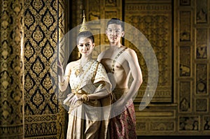 Men and women dressed in traditional Thai clothes during the Ayuthaya period