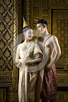 Men and women dressed in traditional Thai clothes during the Ayuthaya period