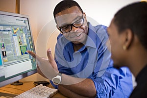 Muži pracovní na počítač 