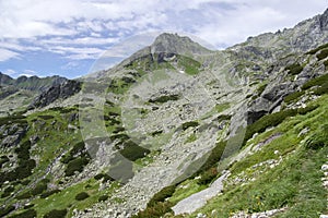 Mengusovská dolina, významný turistický chodník na Rysy, Vysoké Tatry, Slovensko, úžasný výhľad na zelené kopce