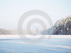 Menschen spazieren auf dem zugefrorenen Liebnitzsee