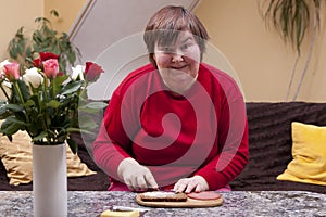 Mentálne invalidný žena je tvorba hore sendvič 