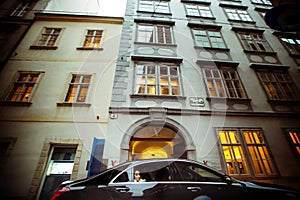 Mercedes drives a wedding couple through the old streets of Vienna