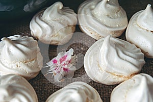 Merengue cookies whith white flower