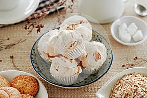 merengues almendrados, spanish baked meringues