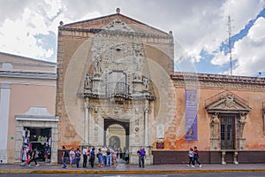Merida, Yucatan, Mexico: Visitors wait to enter the Museo Casa Montejo