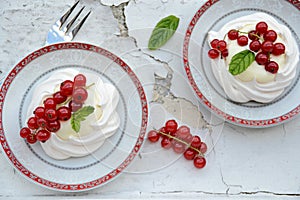 Meringue with cream and berries