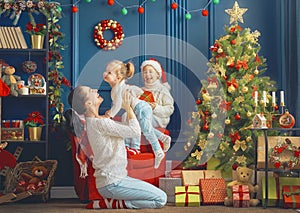 Familia más cercano árbol de navidad 