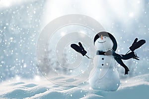 Feliz a feliz nuevo tarjeta de felicitación. feliz muneco de nieve de pie en el invierno 
