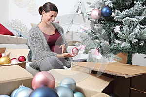 Feliz feliz una mujer preparar árbol de navidad abrir de esfera decoraciones en sala de estar 