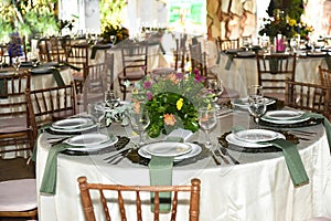 mesa de festa buffet decoraÃÂ§ÃÂ£o de casamento pratos flores arranjos restaurante photo