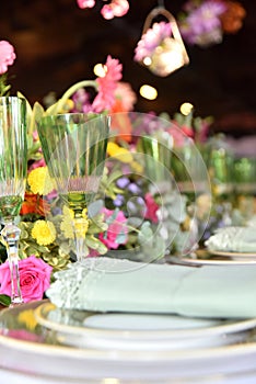 mesa de festa buffet decoraÃÂ§ÃÂ£o de casamento pratos flores arranjos restaurante photo