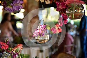 mesa de festa buffet decoraÃÂ§ÃÂ£o de casamento pratos flores arranjos restaurante photo