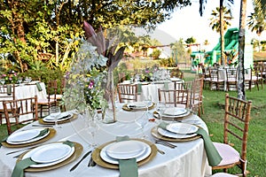 mesa de festa buffet decoraÃÂ§ÃÂ£o de casamento pratos flores arranjos restaurante photo