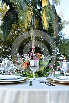 mesa de festa buffet decoraÃÂ§ÃÂ£o de casamento pratos flores arranjos restaurante photo