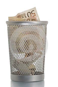 Mesh trash bin with fifty euro