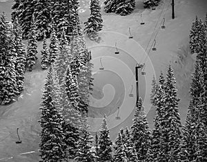 Mesmerizing view of the beautiful snow-capped mountains of Utah with Ski lift chairs and pine trees