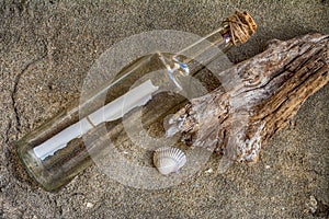 Un mensaje en una botella en arena de el mar costa 