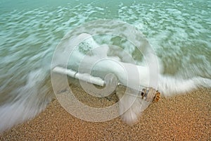 Un mensaje en una botella en ondas 