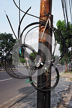 messy arrangement of cables