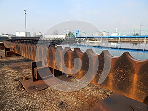 Metal border at the edge of secondary clarifier