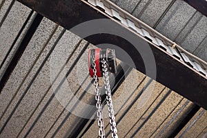 Metal chains for lifting heavy loads