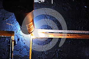 Metal cutting process using plasma cutting machine