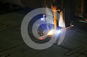 Metal cutting process using plasma cutting machine