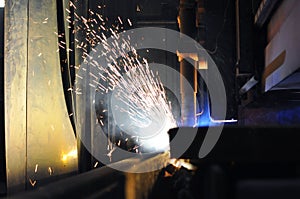 Metal cutting process using plasma cutting machine