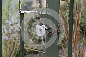 Metal door lock with chain