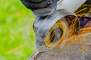 Metal grinding machine