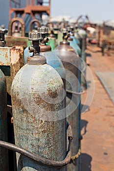 Metal oxygen cylinders