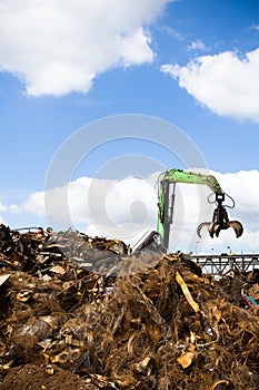 Kov recyklácia na modrej oblohe skládky 