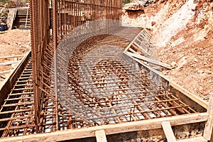 Metal reinforcement framework and formwork of retaining wall
