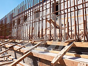 Metal reinforcement framework and formwork of retaining wall
