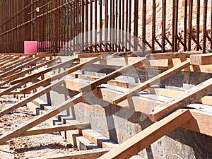 Metal reinforcement framework and formwork of retaining wall