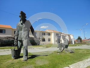 Metal statues of men photo