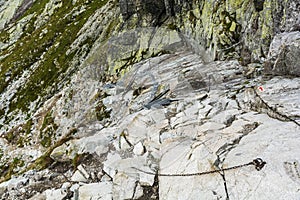 Kovové stupačky, rebríky a reťaze či náčinie na trase vedúcej na Rysy na Slovensku.