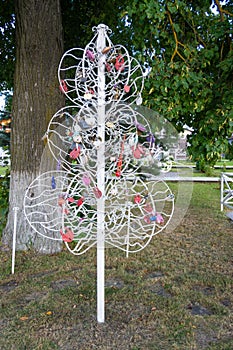 Metal `Tree of Happiness `with` locks of fidelity` for wedding ceremonies in the park `Love and Fidelity`. Historically restored p