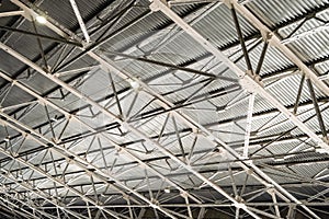 Metal trusses covering an industrial long-span building