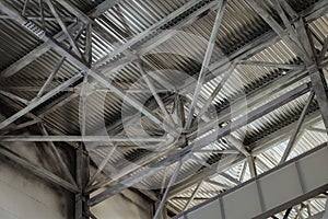 Metal trusses covering an industrial long-span building